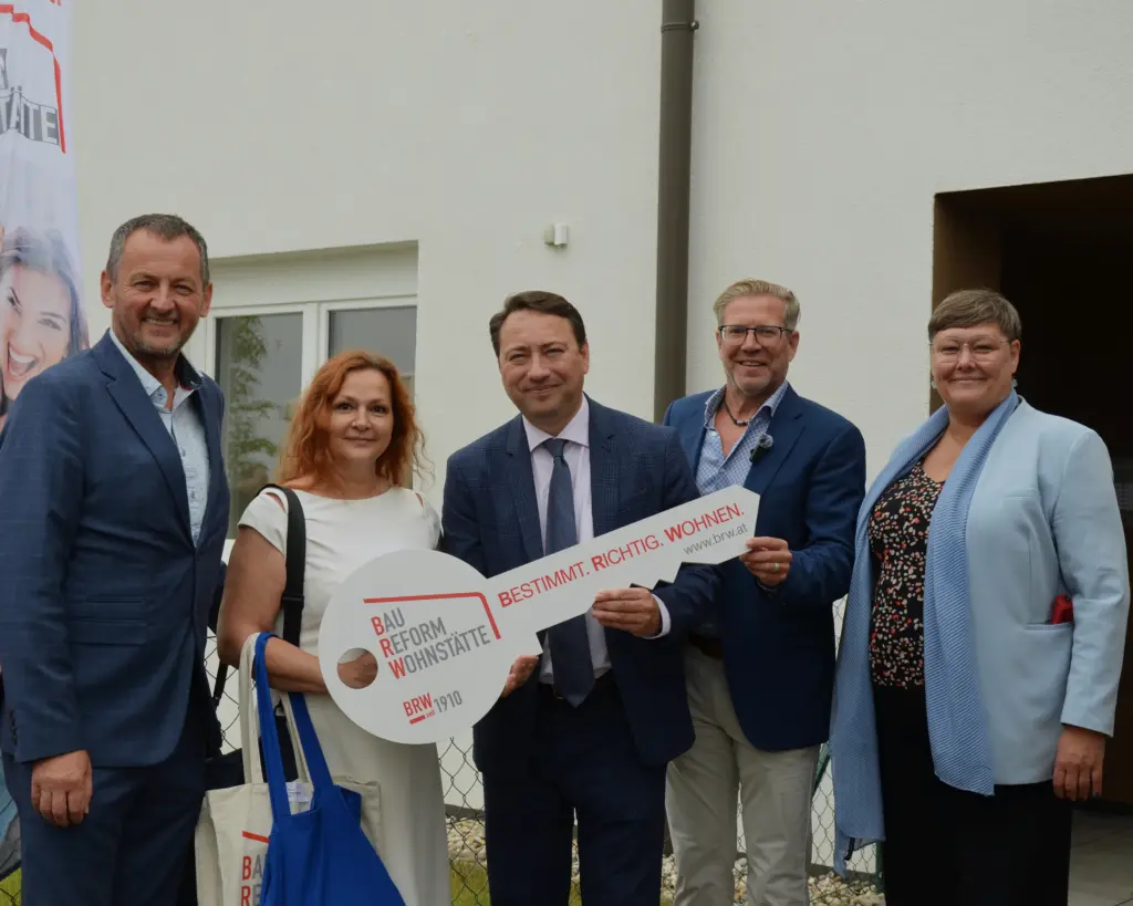 Von links: Bürgermeister Karl Mayr, Safeta Kolitsch, Landeshauptmann-Stellvertreter Manfred Haimbuchner, Roland Hattinger und Claudia Hahn (Foto: BRW)